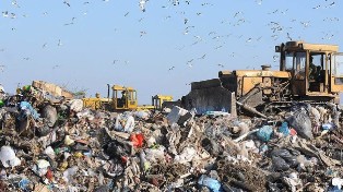 На Омском полигоне идет строительство завода по сортировке мусора